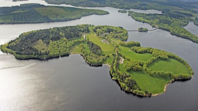 Lac Vassiviere 5112.jpg 1024px