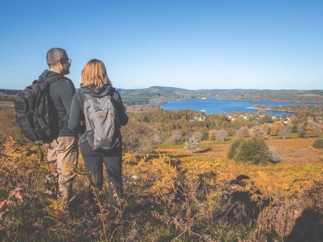 Promeneurs En Haut De Chateaucout © Christophe Péan