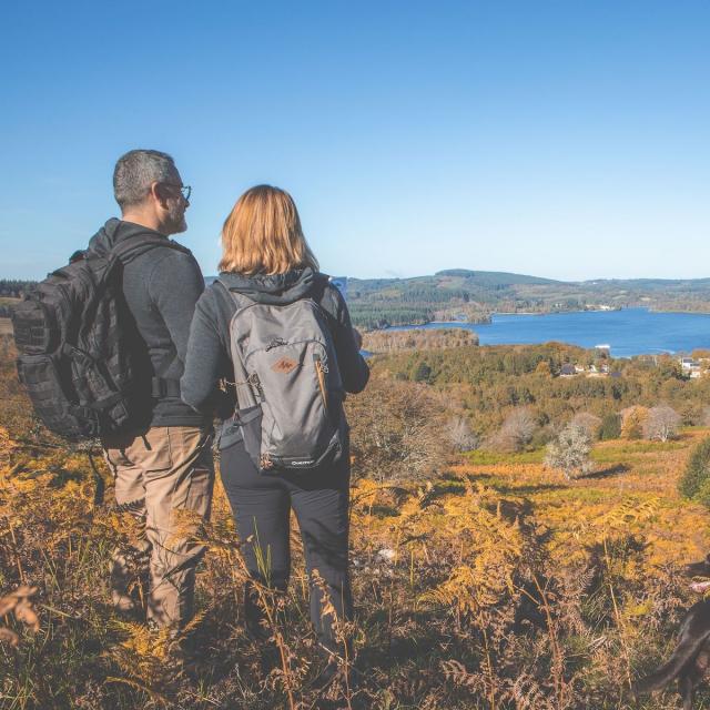 Promeneurs En Haut De Chateaucout © Christophe Péan