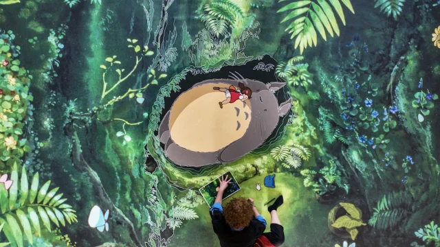 La Sieste de Mei et Totoro ©1988 Hayao Miyazaki Studio Ghibli ©CITA 2024 Prise de vue drone du trvail du carton par Delphine Mangeret cartonnière coloriste Photo Léa Rossignol Qui Plus Est