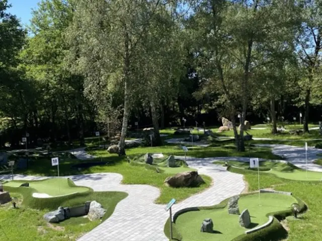 Mini-Golf du Chalet des Pierres Jaumâtres à Toulx Sainte Croix dans la Creuse - accessible PMR