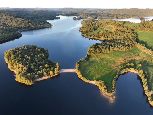Aerienne_Lac_Vassiviere_Chassagnas_drone_©GBrun PNRML