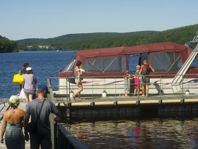 Bateau navette Le Lac de Vassiviere