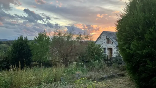 Vue de l'extérieur du gîte en pierre à Puyberaud - Moutier d'Ahun dans la Creuse