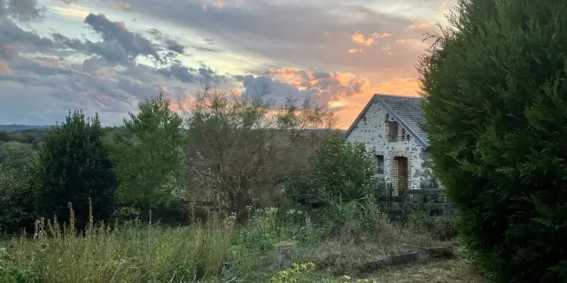Vue de l'extérieur du gîte en pierre à Puyberaud - Moutier d'Ahun dans la Creuse