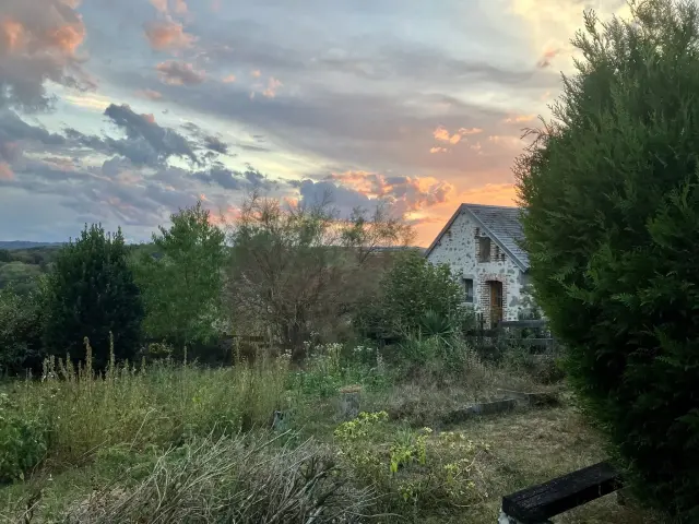 Vue de l'extérieur du gîte en pierre à Puyberaud - Moutier d'Ahun dans la Creuse