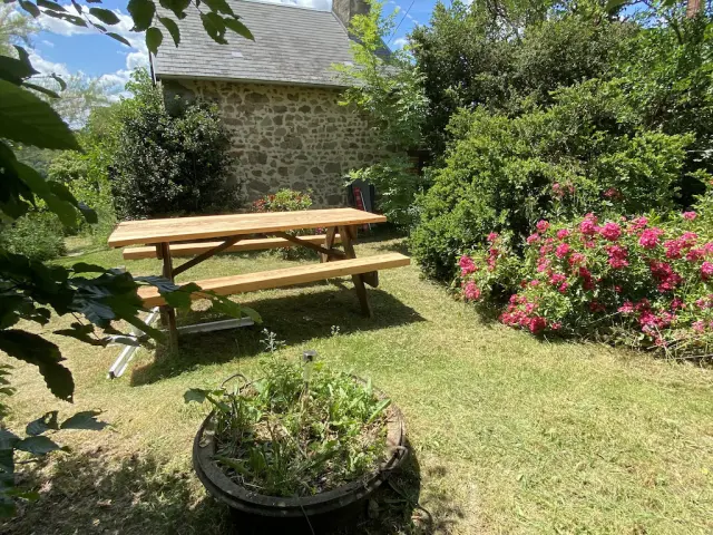 Table de pique-nique en bois à l'extérieur du gîte du Puybéraud au Moutier d'Ahun dans la Creuse
