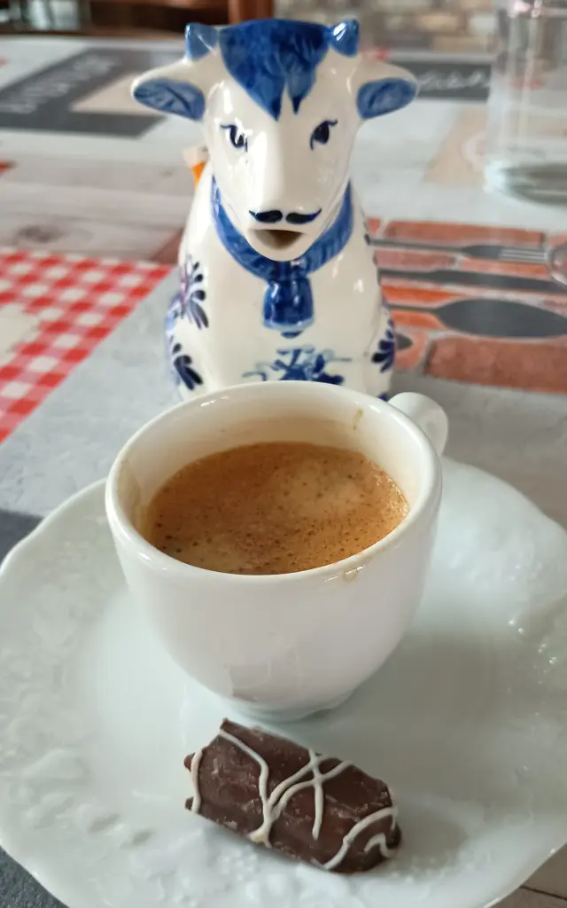 Caroline Cafe Alabonnetablee Restaurant Mortroux Rotated