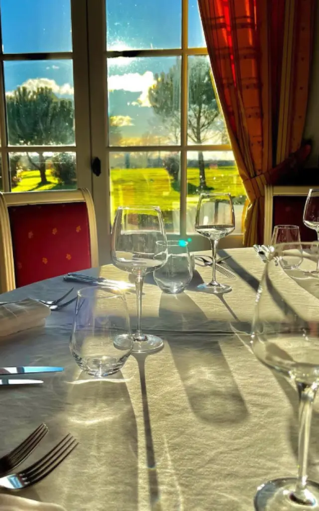 Salle de restaurant lumineuse à Bonnat